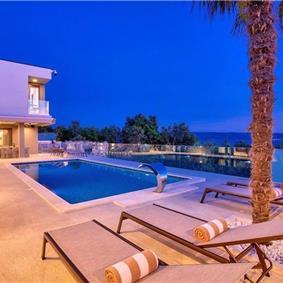 4-Bedroom Villa with heated pool and sea view, near Podstrana, sleeps 8